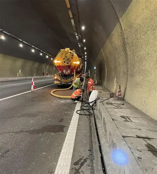 南江隧道排水渠清淤